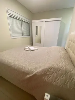 Uma cama ou camas num quarto em Apto Novinho na Praia de Palmas