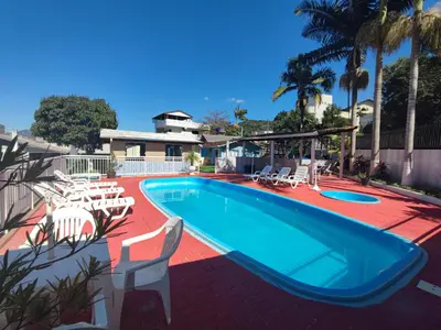 A piscina em ou perto de BRUNO KLEMTZ DK4 CASA PISCINA CHURRASQUEIRA SINUCA 3 AR WIFI 3 VaGAS 3 DORM