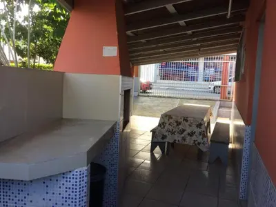 Uma área de estar em BRUNO KLEMTZ DK4 CASA PISCINA CHURRASQUEIRA SINUCA 3 AR WIFI 3 VaGAS 3 DORM
