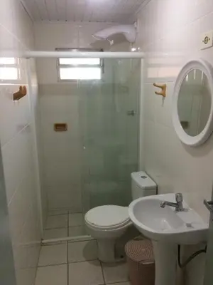Uma casa de banho em BRUNO KLEMTZ DK4 CASA PISCINA CHURRASQUEIRA SINUCA 3 AR WIFI 3 VaGAS 3 DORM