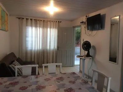 Uma televisão e/ou sistema de entretenimento em BRUNO KLEMTZ DK4 CASA PISCINA CHURRASQUEIRA SINUCA 3 AR WIFI 3 VaGAS 3 DORM