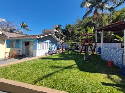 A área de jogos para crianças em BRUNO KLEMTZ DK4 CASA PISCINA CHURRASQUEIRA SINUCA 3 AR WIFI 3 VaGAS 3 DORM