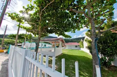 Um jardim no exterior de Bruno Klemtz Casa frente Mar Pé na areia Lindo pátio com gramado privativo Ar Split WIFi - 6 x sem juros