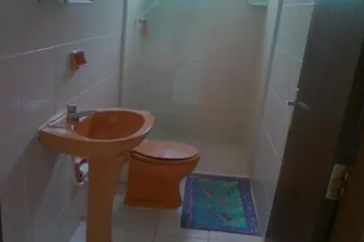Uma casa de banho em Bruno Klemtz Casa frente Mar Pé na areia Lindo pátio com gramado privativo Ar Split WIFi - 6 x sem juros