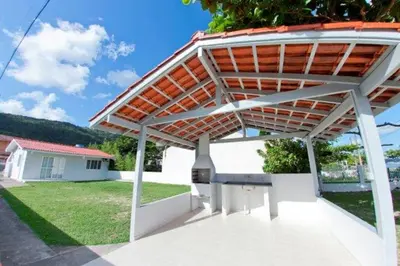 Um jardim no exterior de Bruno Klemtz Casa frente Mar Pé na areia Lindo pátio com gramado privativo Ar Split WIFi - 6 x sem juros