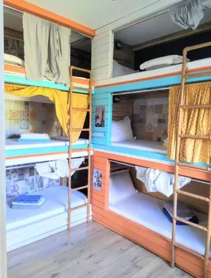 Uma ou mais camas em beliche num quarto em Estaleiro Casa Hotel
