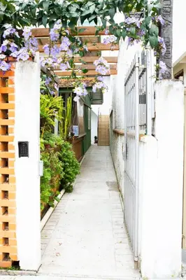 Um jardim no exterior de Villa Di Loire