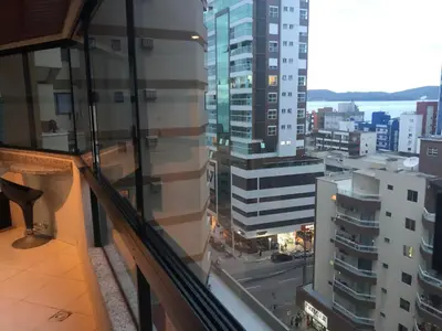 A planta de LINDO APARTAMENTO EM MEIA PRAIA-1 quadra do mar! Melhor localização!
