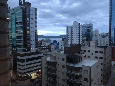 A planta de LINDO APARTAMENTO EM MEIA PRAIA-1 quadra do mar! Melhor localização!