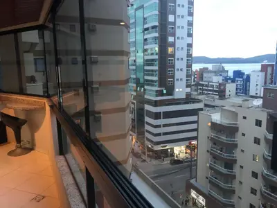 A planta de LINDO APARTAMENTO EM MEIA PRAIA-1 quadra do mar! Melhor localização!