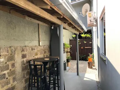 Uma varanda ou terraço em Casa próxima a praia de Calheiros