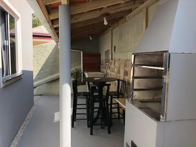 Uma área de estar em Casa próxima a praia de Calheiros