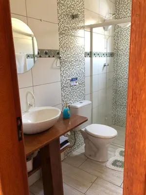 Uma casa de banho em Casa próxima a praia de Calheiros