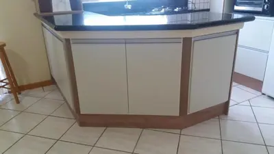 A planta de APTO 50M PRAIA NA AVENIDA - 6 PESSOAS, CHURRASQUEIRA, WIFI, SACADA, GARAGEM PARA VEICULOS PEQUENOS! - Residencial Roveda