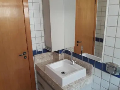 A planta de APTO 50M PRAIA NA AVENIDA - 6 PESSOAS, CHURRASQUEIRA, WIFI, SACADA, GARAGEM PARA VEICULOS PEQUENOS! - Residencial Roveda