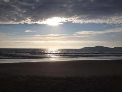 A planta de APTO 50M PRAIA NA AVENIDA - 6 PESSOAS, CHURRASQUEIRA, WIFI, SACADA, GARAGEM PARA VEICULOS PEQUENOS! - Residencial Roveda