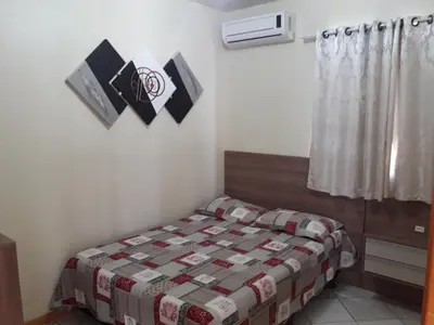A planta de APTO 50M PRAIA NA AVENIDA - 6 PESSOAS, CHURRASQUEIRA, WIFI, SACADA, GARAGEM PARA VEICULOS PEQUENOS! - Residencial Roveda
