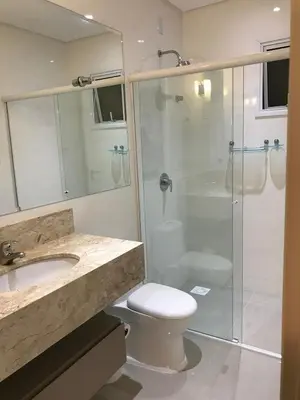 Uma casa de banho em ANSNEGOCIOS LINDO APTO PRAIA MARISCAL CASAGRANDE- Ac
