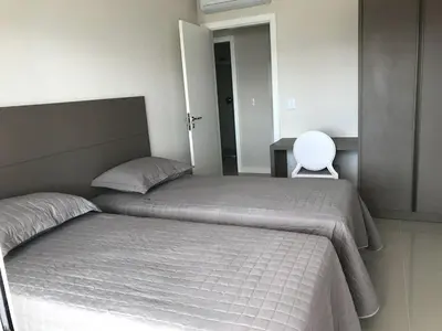 Uma cama ou camas num quarto em ANSNEGOCIOS LINDO APTO PRAIA MARISCAL CASAGRANDE- Ac