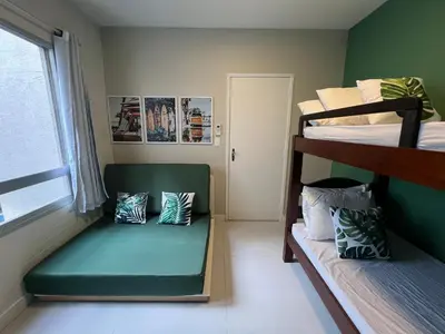 Uma cama ou camas num quarto em 3 Quartos beira Mar com Wifi e ar condicionado