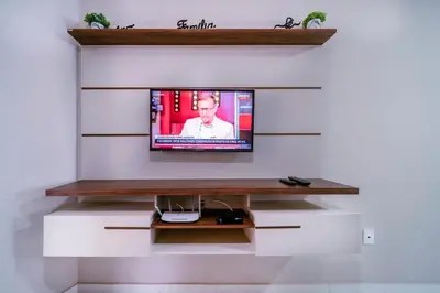 Uma televisão e/ou sistema de entretenimento em Condomínio Solar das Bromélias