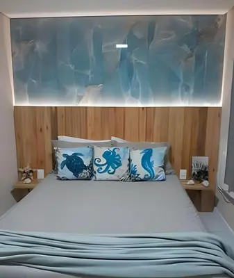 Uma cama ou camas num quarto em Apartamento térreo climatizado próximo a praia
