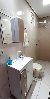Uma casa de banho em Apartamento térreo climatizado próximo a praia