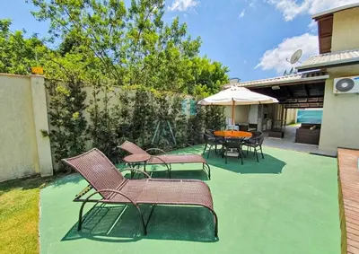 Um jardim no exterior de ANSNEGOCIOS CASA PISCINA AQUECIDA PRAIA MARISCAL - Ac