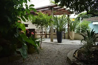 Um jardim no exterior de Pousada Vovo Valdir