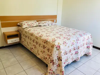 Uma cama ou camas num quarto em Apto Bombas Ed Guarapari