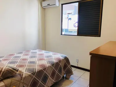 Uma cama ou camas num quarto em Apto Bombas Ed Guarapari