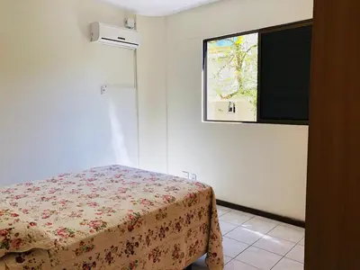 Uma cama ou camas num quarto em Apto Bombas Ed Guarapari