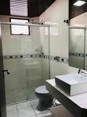 Uma casa de banho em Apto Bombas Ed Guarapari