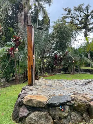 Um jardim no exterior de Pousada Pacha Mama Village Bombinhas