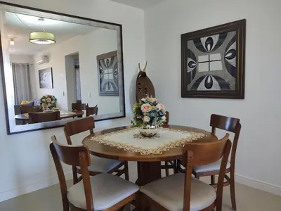 Uma área de estar em Apartamento Ipê Branco, Mariscal, ótima localização