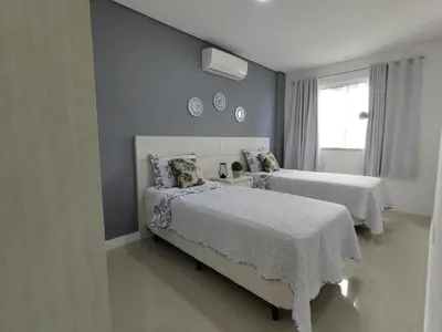 Uma cama ou camas num quarto em Apartamento Ipê Branco, Mariscal, ótima localização
