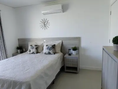 Uma cama ou camas num quarto em Apartamento Ipê Branco, Mariscal, ótima localização
