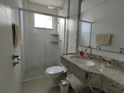 Uma casa de banho em Apartamento Ipê Branco, Mariscal, ótima localização