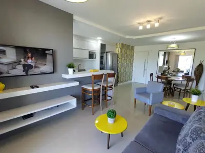 Uma área de estar em Apartamento Ipê Branco, Mariscal, ótima localização