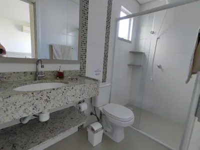 Uma casa de banho em Apartamento Ipê Branco, Mariscal, ótima localização