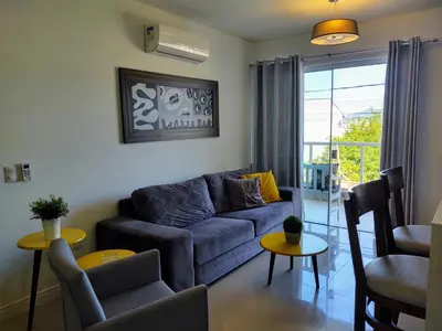 Uma área de estar em Apartamento Ipê Branco, Mariscal, ótima localização