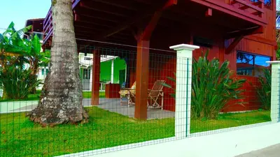 Um jardim no exterior de Bangalô com vista para o mar.