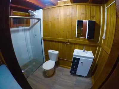 Uma casa de banho em Bangalô com vista para o mar.