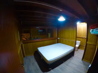 Uma cama ou camas num quarto em Bangalô com vista para o mar.