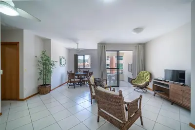 Uma televisão e/ou sistema de entretenimento em Aluguel Apartamento 2 quartos 100m Mar Bombas/SC