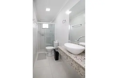 Uma casa de banho em Aluguel Apartamento 2 quartos s/ 1 suíte Bombas/SC