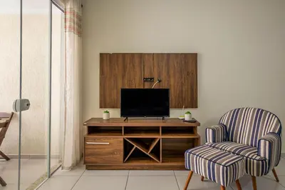 Uma televisão e/ou sistema de entretenimento em Aluguel Apartamento 2 quartos s/ 1 suíte Bombas/SC