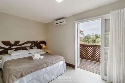 Uma cama ou camas num quarto em Lindo condomínio em meio à natureza em Bombinhas VLE