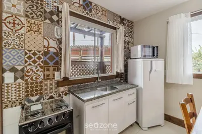 A cozinha ou kitchenette de Lindo condomínio em meio à natureza em Bombinhas VLE