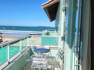 Uma vista do mar geral ou uma vista do mar a partir do apartamento